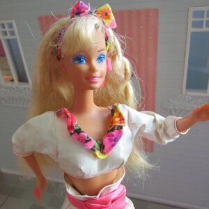 BARBIE ROLLERBLADER in WHITE VINYL ROLLER DERBY OUTFIT, CHIC MISMATCHED SKATES!
